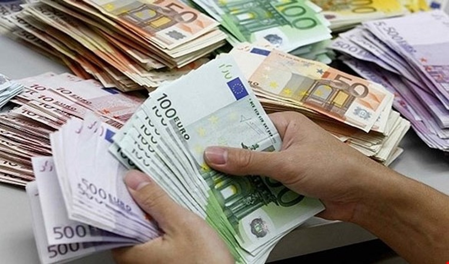 سعر اليورو مقابل الدينار الجزائري في السوق السوداء اليوم 2022