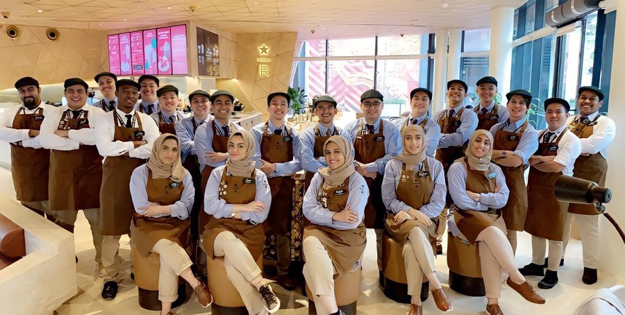 افتتاح أول مقهى ستاربكس يديره طاقم نسائي سعودي بالكامل في المنطقة الشمالية