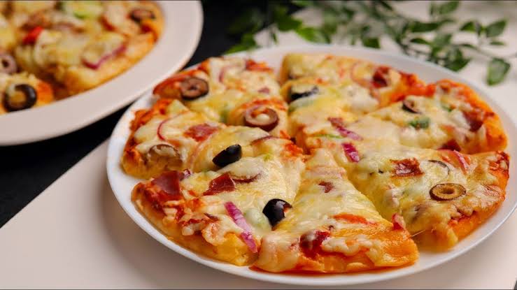 بيتزا المقلاه السريعة بدون فرن وفي ١٥ دقيقة تحصلين على افضل بيتزا بطريقة ايطالية